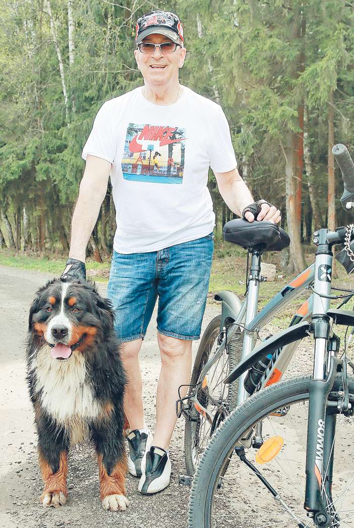 Певец и велосипедист Александр Буйнов с домашним питомцем Марчелло