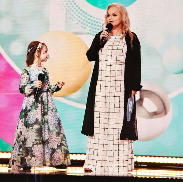 Внучка звезды растет артисткой и уже далеко не в первый раз выходит на сцену