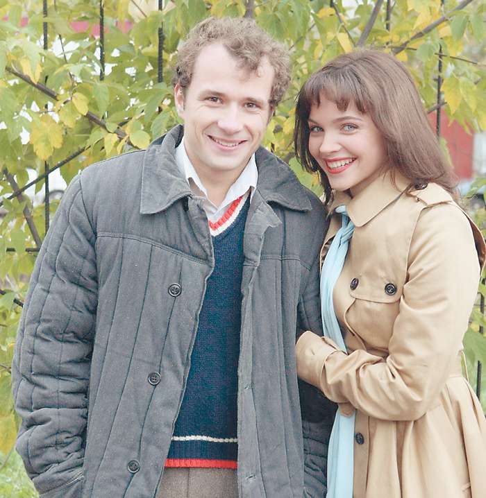 Роль в сериале «Восьмидесятые» принесла Наталье немалую популярность. На фото с коллегой по проекту Александром Якиным