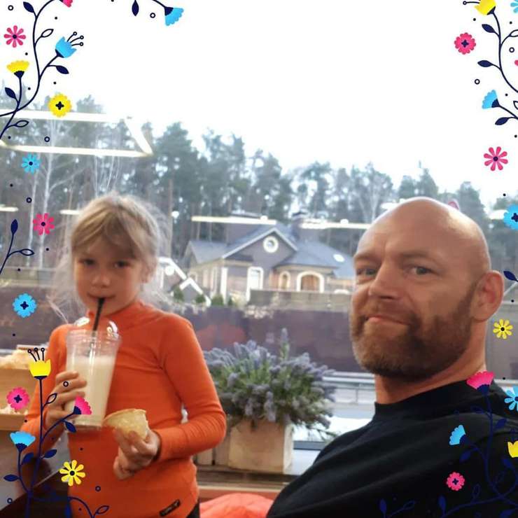 Маленькая дочь артиста помогает ему справляться с дачными трудностями Маленькая дочь артиста помогает ему справляться с дачными трудностями