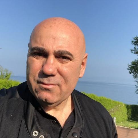 Внуки или дети: Иосиф Пригожин интригует фотографиями с двойняшками