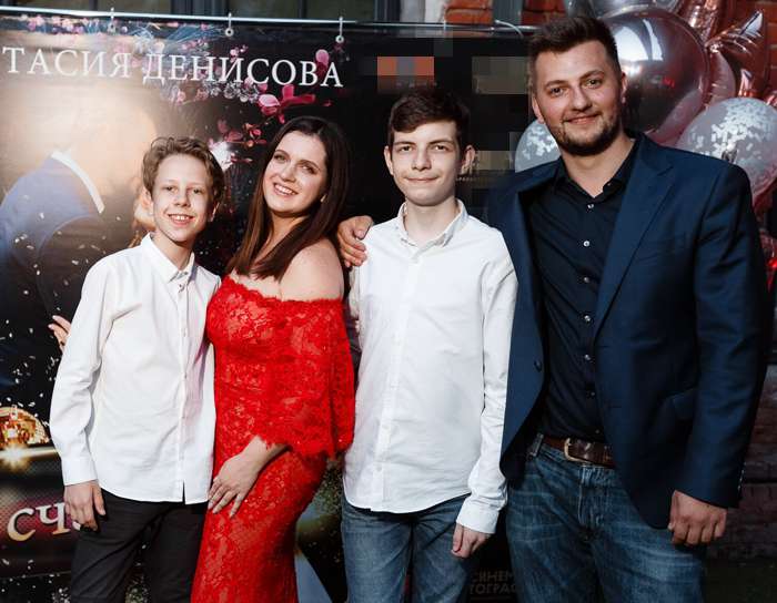 Анастасия Денисова с мужем и сыновьями