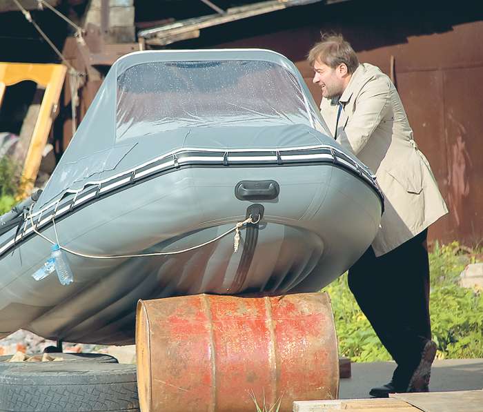 На съемках было немало трюковых сцен с использованием самой разной техники На съемках было немало трюковых сцен с использованием самой разной техники