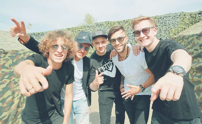 Вокальная группа «Пятеро» порадовала окружающих исполнением песен а капелла