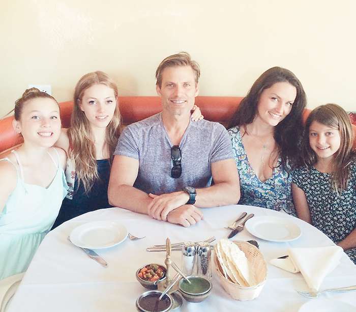 Каспер Ван Дин — счастливый отец трех дочерей. А летом у него планируется свадьба с любимой невестой Дженни (справа)