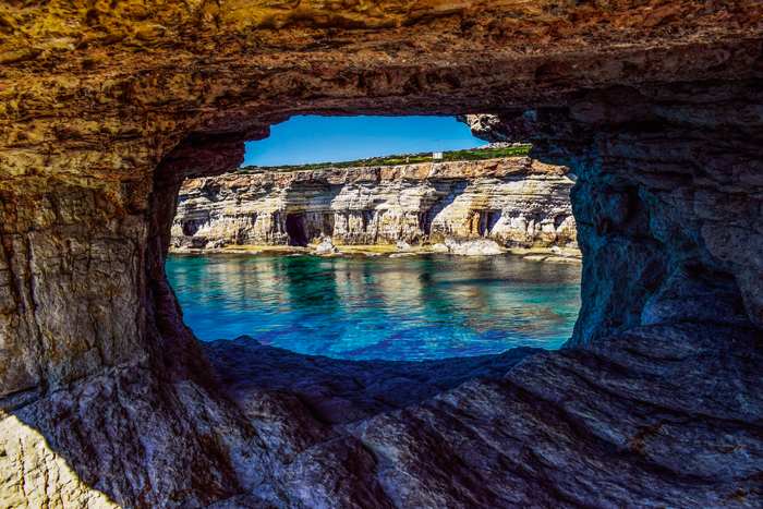 Вода создает на побережье причудливые пещеры