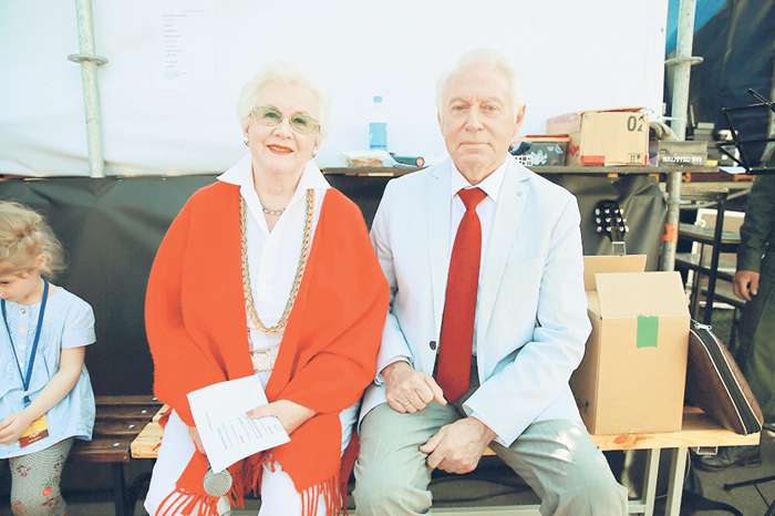 Ведущими музыкального шоу стали легендарные телезвезды Анна Шатилова и Евгений Кочергин