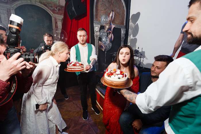 На празднике был торт, цветы и множество подарков