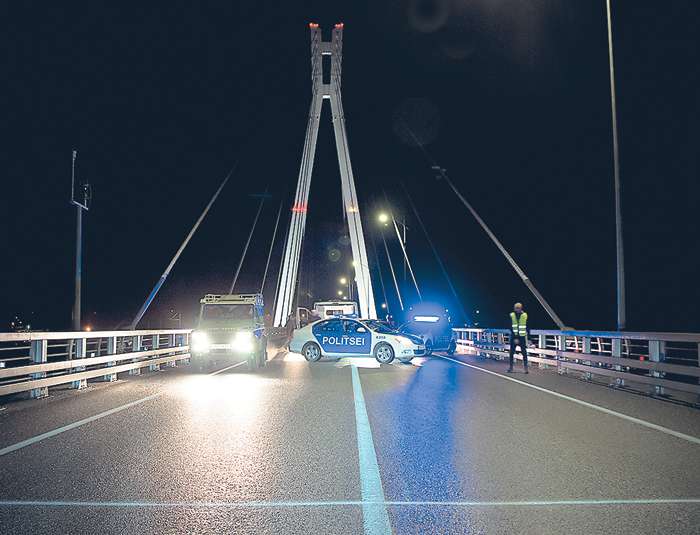 Сериал начинается и завершается на мосту. Часть таких сцен снимали на мосту, являющимся российско-эстонской границей. Свою роль в сериале сыграл и мост в окрестностях Сочи Сериал начинается и завершается на мосту. Часть таких сцен снимали на мосту, являющимся российско-эстонской границей. Свою роль в сериале сыграл и мост в окрестностях Сочи