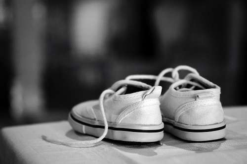 Белые кроссовки решат множество проблем