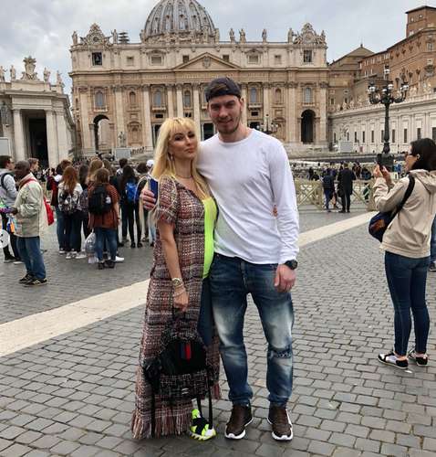 Лера не комментирует свой живот