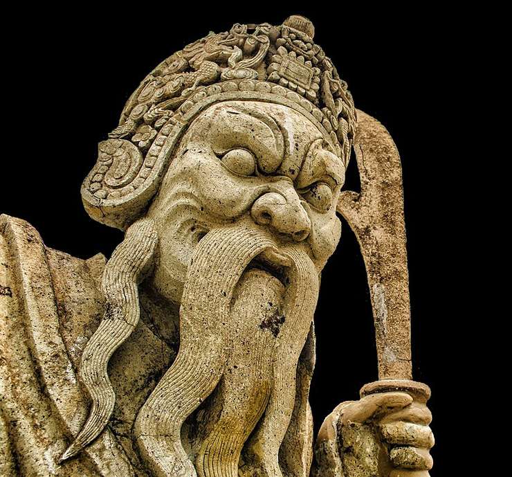 Возраст ровесников отличается почти на год