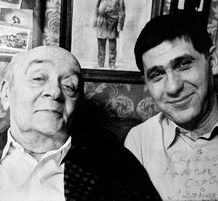 С Леонидом Броневым актер познакомился на съемках фильма «Простые вещи». На память о встрече осталась эта фотография с личным автографом