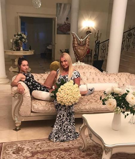 Волочкова устраивает для дочери посиделки с кальяном‍