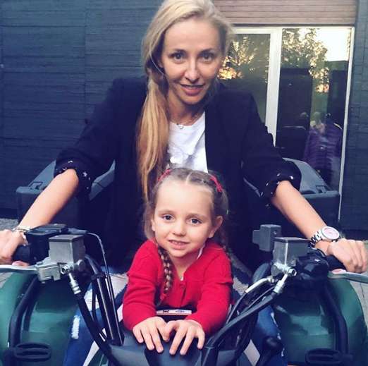Татьяна Навка с младшей дочкой