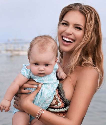 Рита Дакота с дочкой