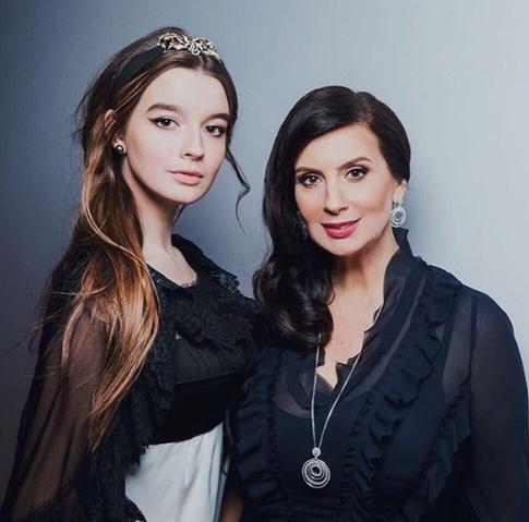 Младшая дочь Стриженовой сразила красотой на последнем звонке