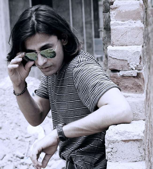 Прихорашиваясь, пытается понравиться