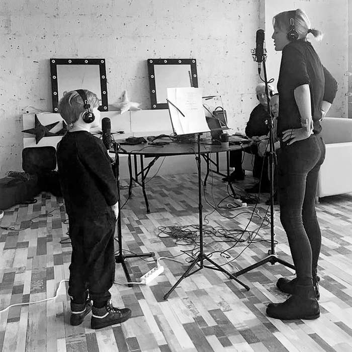 Сын актрисы Миша – музыкально одаренный ребенок, играет на фортепиано. С мамой в студии, запись песни к проекту «Час Земли»