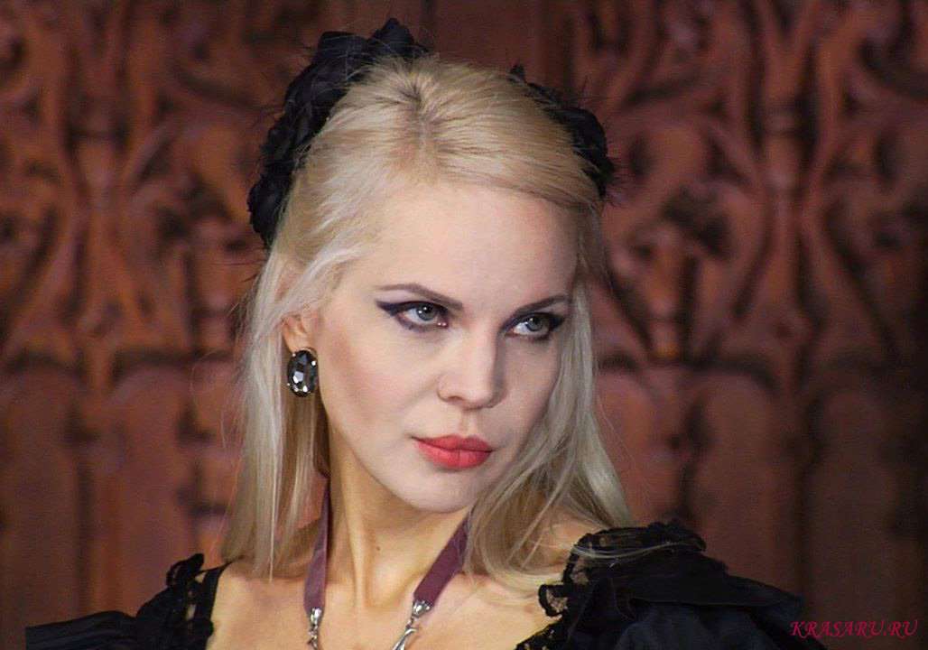 Джулия Ванг