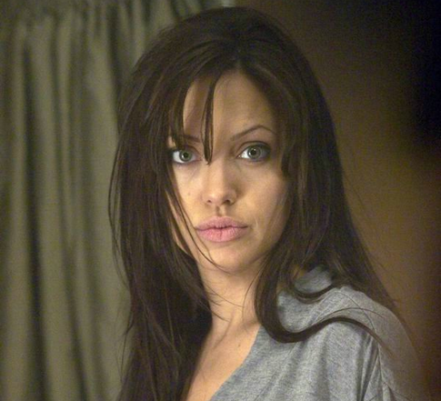 Джоли оскорблена поведением присутствую­щих в зале суда