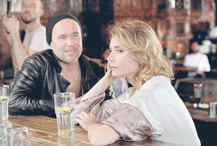 Актрисе пришлось исследовать нравы во многих барах, чтобы сыграть склонную к спонтанным знакомствам героиню сериала «Девочки не сдаются»