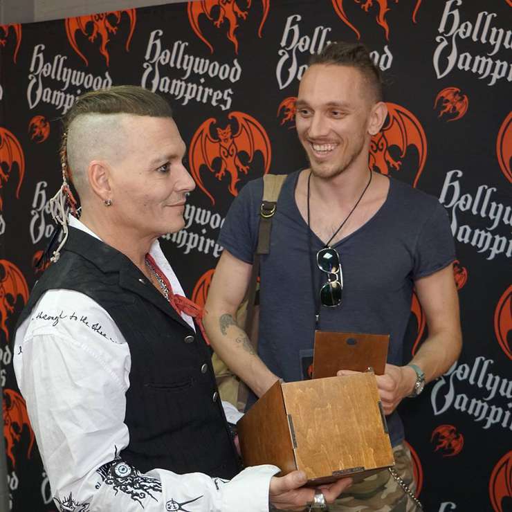 Джонни Депп с поклонник Никонович в Москве Джонни Депп с поклонник Никонович в Москве