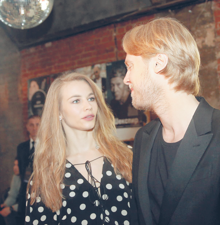 Актриса Светлана Устинова и ее супруг, продюсер Илья Стюарт, даже в светской суете выглядят как влюбленная пара
