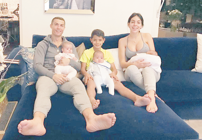 Джорджина Родригес недавно родила Роналду дочь и стала первой жещиной, которая заявила о том, что является матерью ребенка футболиста. О мамах старших детей Криштиану ничего не известно