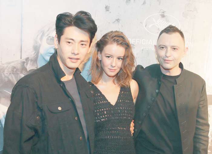 Исполнители главных ролей Тео Ю, Ирина Старшенбаум и Рома Зверь в этот вечер немного волновались, но в итоге получили в конце показа порцию заслуженных аплодисментов. А Тео Ю признался, что уже начал немного понимать по-русски