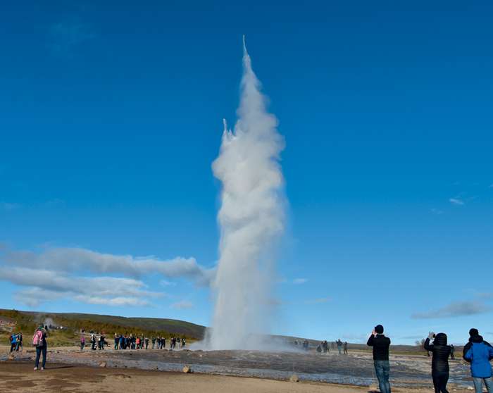Долина Хаукадалур – место паломничества туристов, которые любят делать селфи на фоне гейзеров