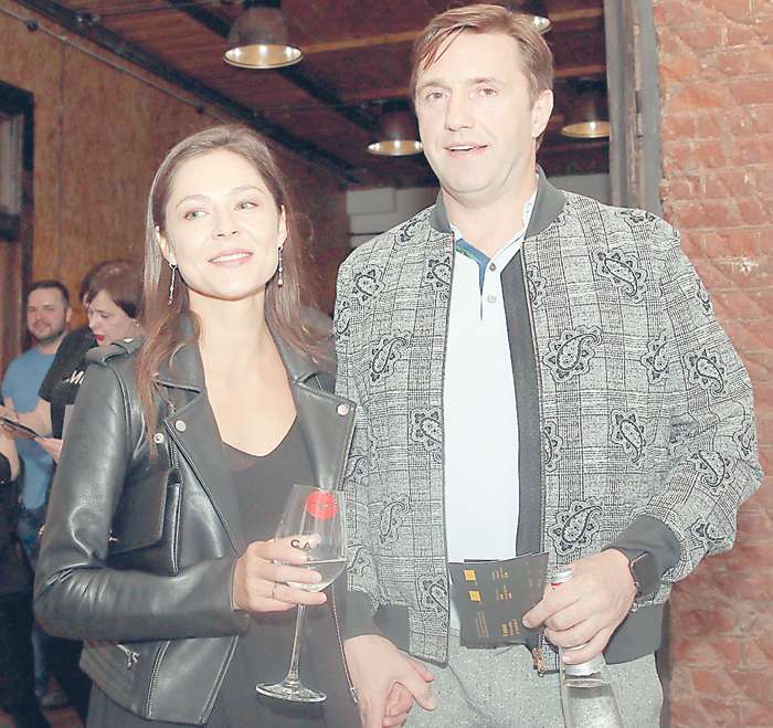 Елена Лядова и Владимир Вдовиченков использовали винные бокалы не по назначению, отдавая весь вечер предпочтение минеральной воде. И нужно признать, что супруги выглядят как люди, ведущие здоровый образ жизни