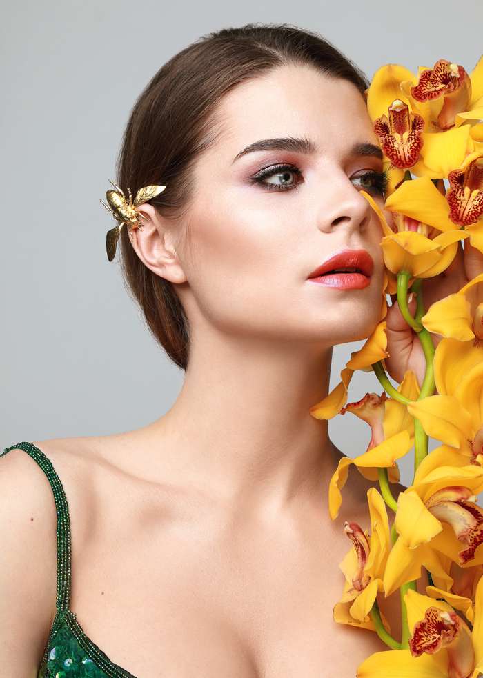 Платье, alla couture; серьга, Edem