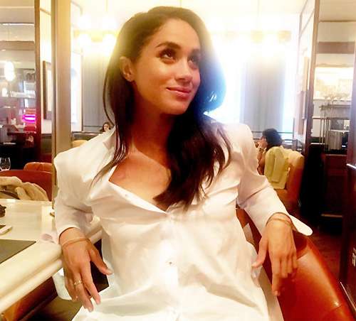 Учит не роли, а этикет