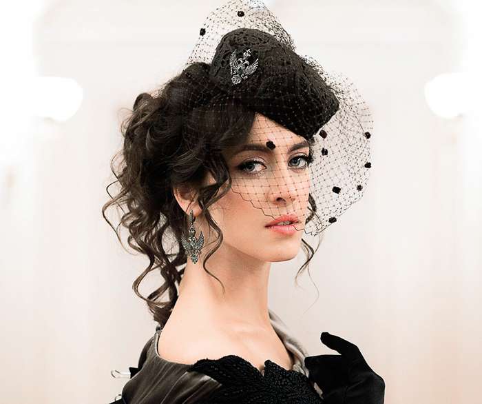 С такой эффектной внешностью несложно создавать образ роковой красавицы