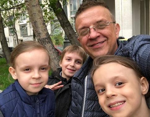 Экс-участник группы «Мираж» ушел от жены с шестью детьми