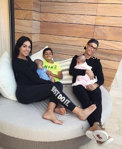 Возлюбленная Роналду сверкнула помолвочным кольцом