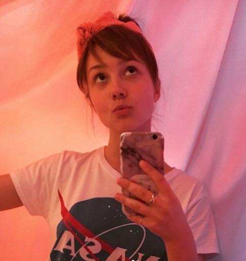 Несовершенно­летняя звезда «Папиных дочек» публикует в соцсети откровенные фото