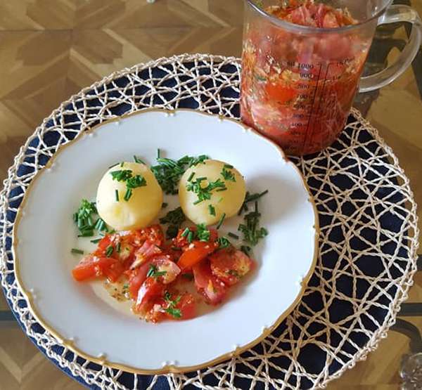 Помидоры с чесноком и перцем в маринаде