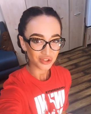 Бузова снимает усталость капельницами