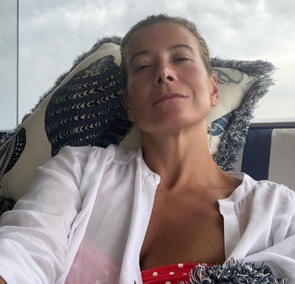 Юлия Высоцкая позировала для «Инстаграма» в прозрачных шортах