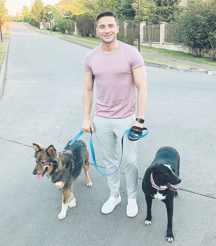 Недавно артист взял из приюта собаку, хотя у него уже был питомец. Теперь у него дома живут два четвероногих друга