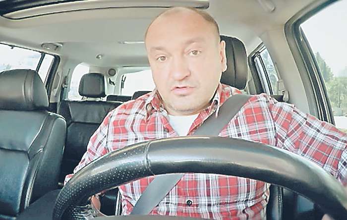 В новой передаче «Водила-разводила» Сергей Ершов сидит за рулем и мастерски разыгрывает пассажиров такси