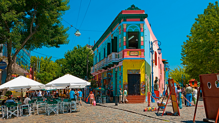 Район Ла Бока со знаменитыми цветными домиками, в которых открыты бары и магазинчики