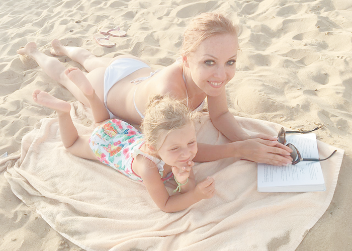 Ира вместе с дочкой Марийкой на пляже в Болгарии. В этой стране они отдыхали этим летом