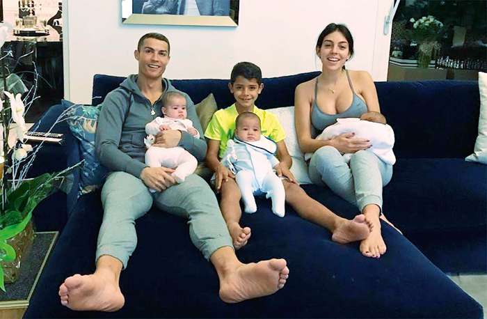 Криштиану Роналду и Джорджина Родригез с детьми