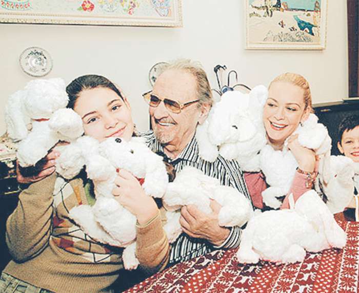 Легендарный актер Юрий Яковлев с внучкой Машей Козаковой, которая уже в подростковом возрасте начала сниматься, и дочерью Аленой Яковлевой