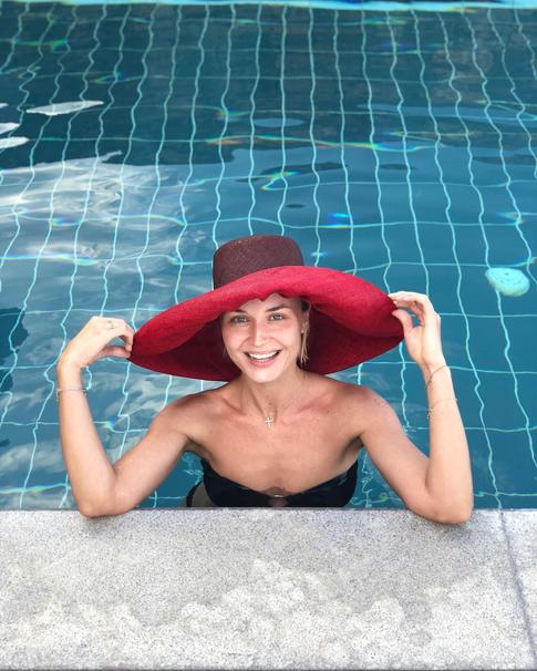 Полина Гагарина поражает худобой