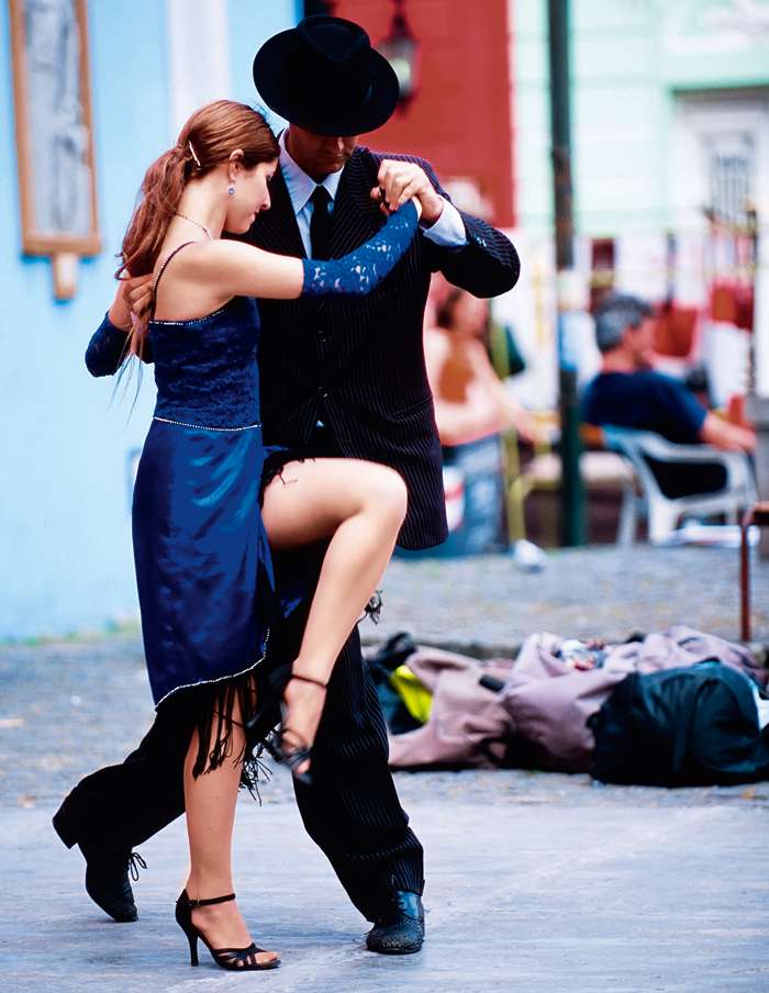 Аргентинское танго – не просто танец, а диалог мужчины и женщины, причем в парах меняются партнеры каждые двенадцать минут