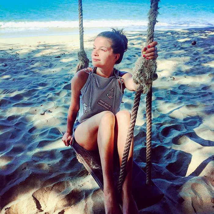 И сейчас молодые люди на месте не сидят